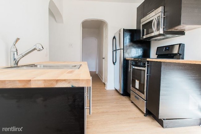 826 E Warrington Ave in Pittsburgh, PA - Building Photo - Building Photo