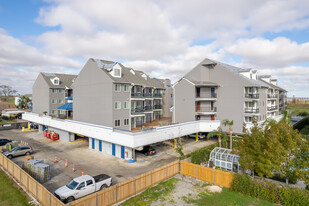 Pontchartrain Place Condominiums in Metairie, LA - Foto de edificio - Building Photo