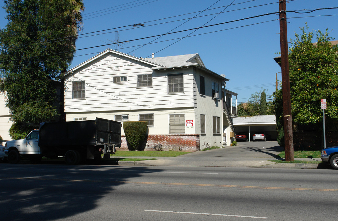 14737 Vanowen St in Van Nuys, CA - Building Photo