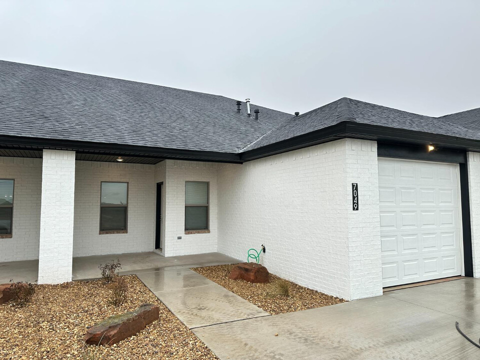 7047 40th St in Lubbock, TX - Building Photo