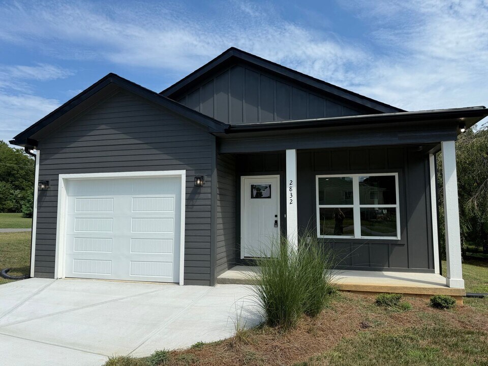 2832 12th Ave SW in Hickory, NC - Building Photo
