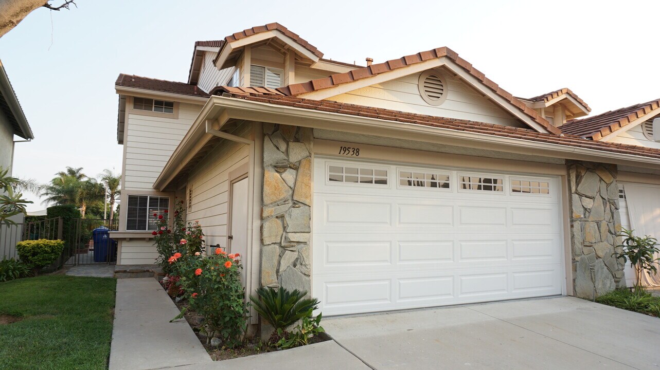 19538 Crystal Ridge Ln in Porter Ranch, CA - Building Photo
