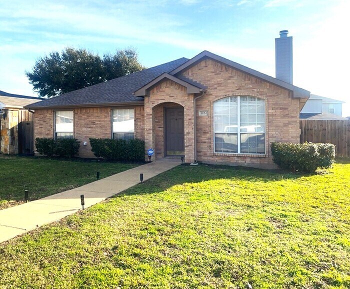 1824 McNeely St in Lancaster, TX - Building Photo