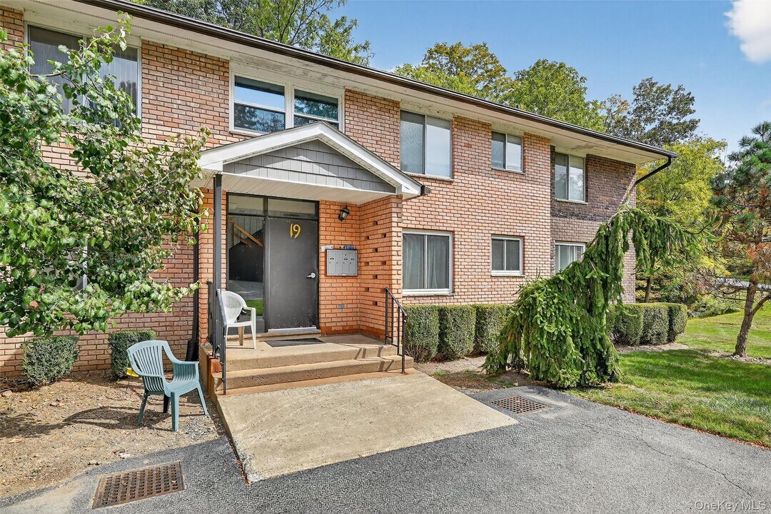 19 Barnett Dr in Monroe, NY - Building Photo