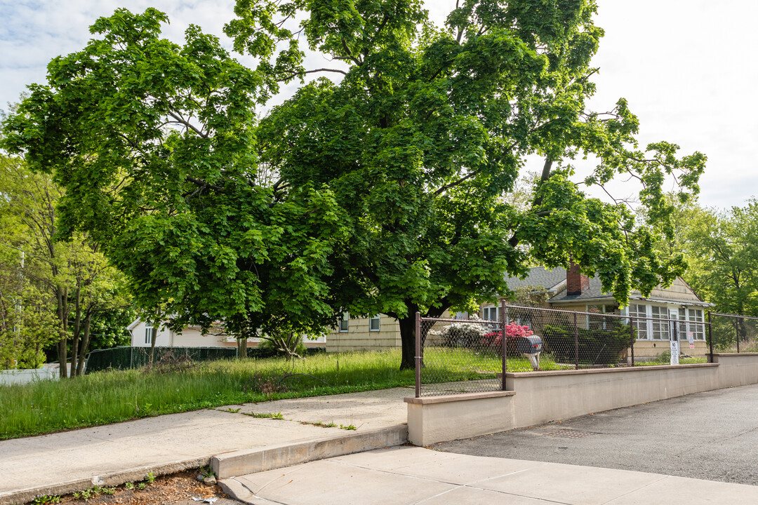 1221 Forest Hill Rd in Staten Island, NY - Building Photo