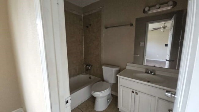 8715 Valley Ledge Dr in Houston, TX - Foto de edificio - Building Photo