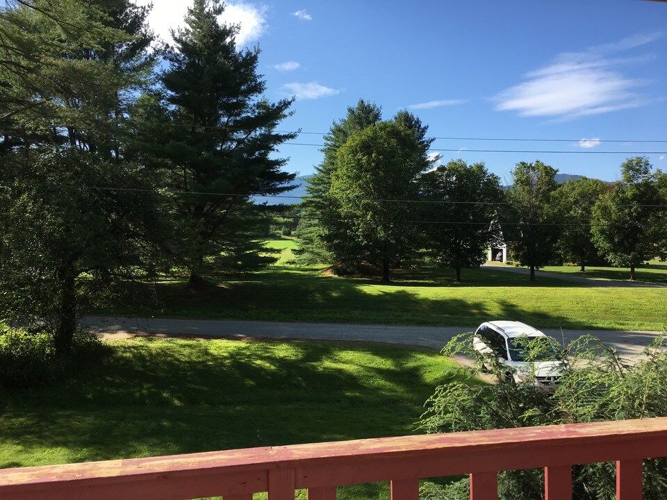 257 Meadow Ln, Unit 2 in Stowe, VT - Building Photo