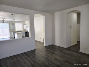 5526 Cresent Valley St in Las Vegas, NV - Foto de edificio - Building Photo