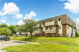 GolfView Apartments By The Bay in Essexville, MI - Foto de edificio - Building Photo