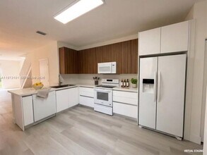 2179 Hacienda Terrace in Weston, FL - Foto de edificio - Building Photo