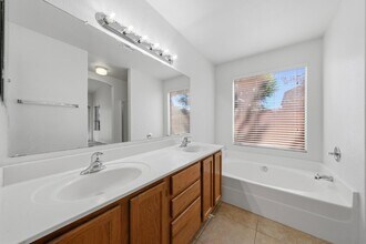 18837 N 43rd Pl in Phoenix, AZ - Building Photo - Building Photo