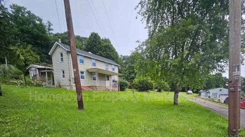 101 East St in Wiconisco, PA - Building Photo
