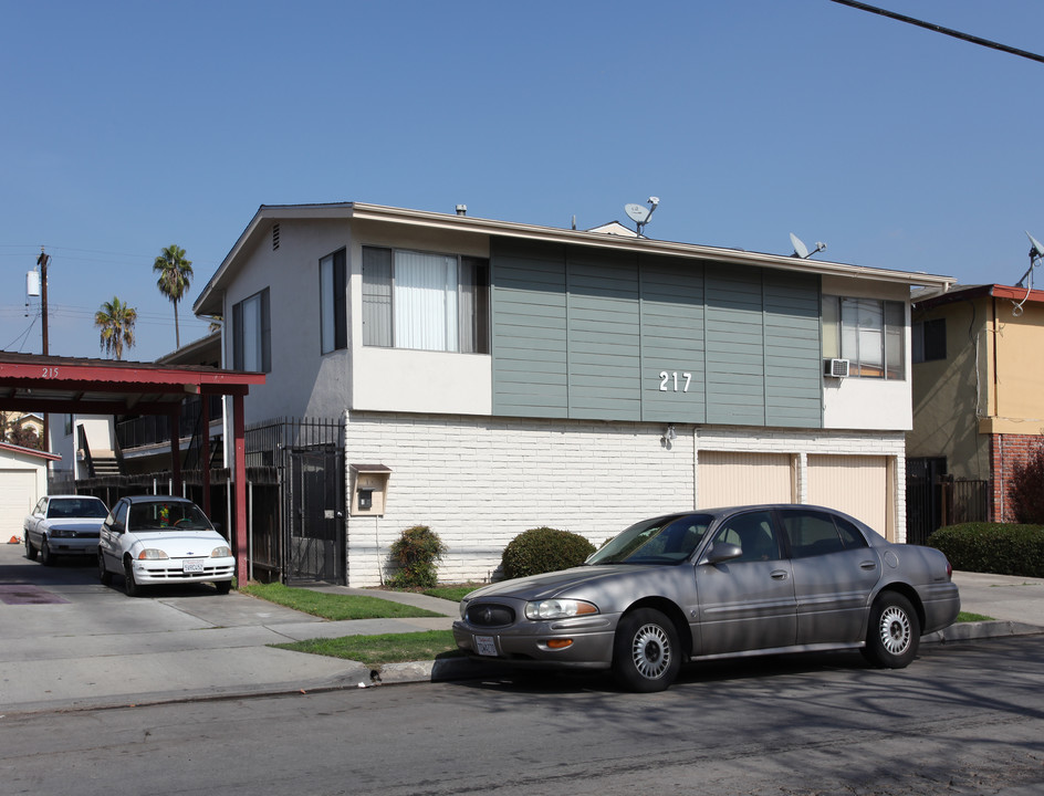 217 E Burnett St in Long Beach, CA - Foto de edificio