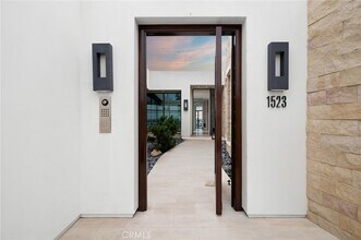1523 Dolphin Terrace in Newport Beach, CA - Foto de edificio - Building Photo