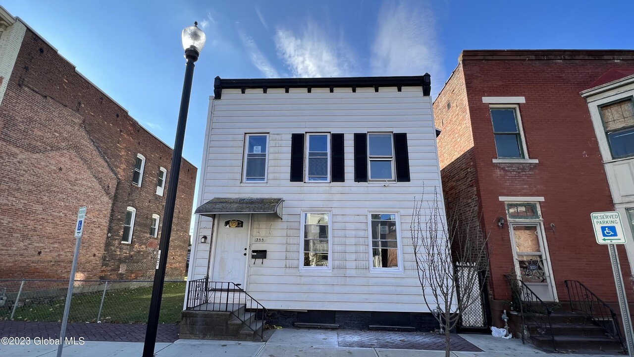 355 4th St in Troy, NY - Building Photo