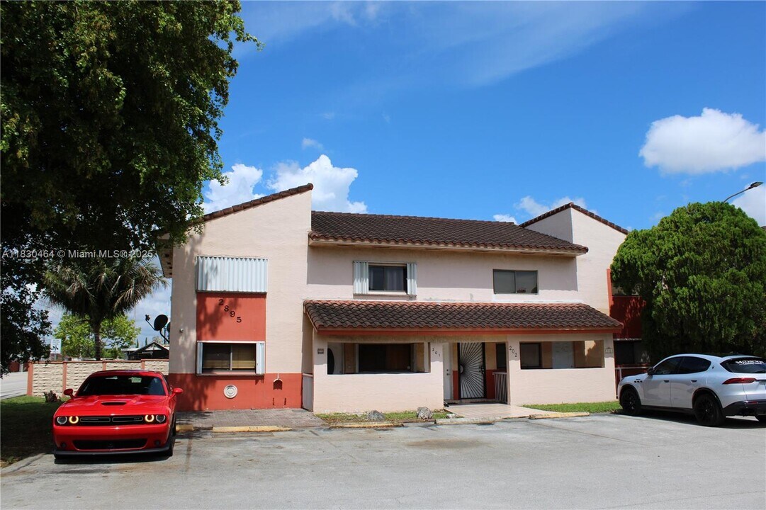 2895 W 76th St in Hialeah, FL - Foto de edificio