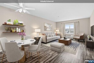 905 River Rd in Edgewater, NJ - Building Photo