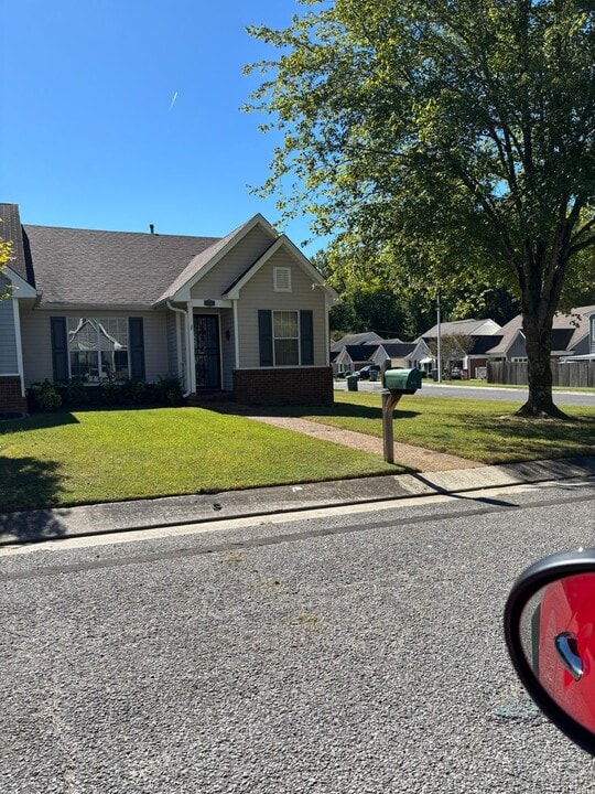 5527 Ginners Dr in Memphis, TN - Building Photo