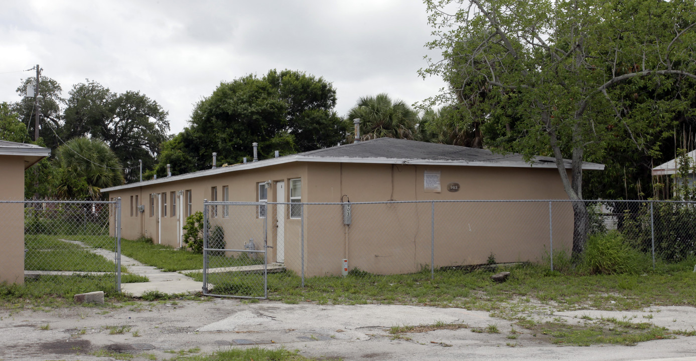 903 Avenue B in Fort Pierce, FL - Foto de edificio