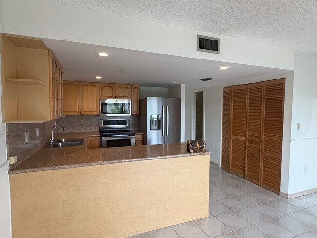 5625 W 26th Ct, Unit 201 in Hialeah, FL - Building Photo - Building Photo