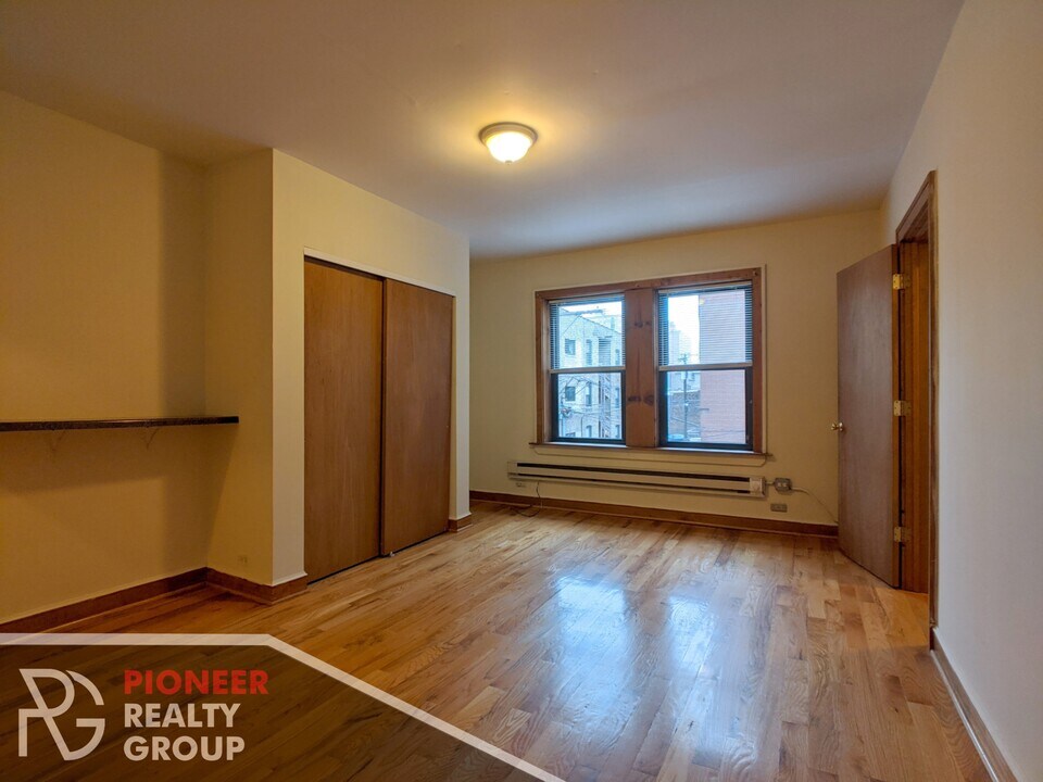 546 W Wellington Ave, Unit 207 in Chicago, IL - Building Photo