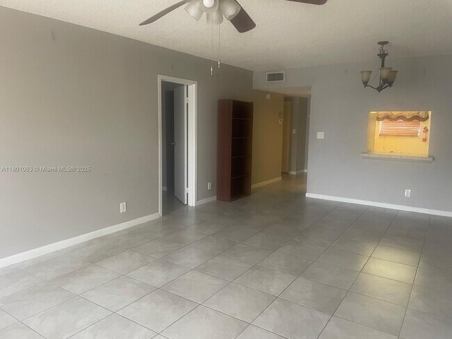 8311 Sands Point Blvd, Unit 105 in Tamarac, FL - Building Photo - Building Photo