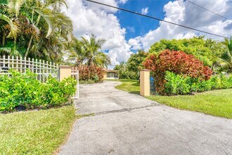 5130 SW 208th Ln in Southwest Ranches, FL - Foto de edificio - Building Photo
