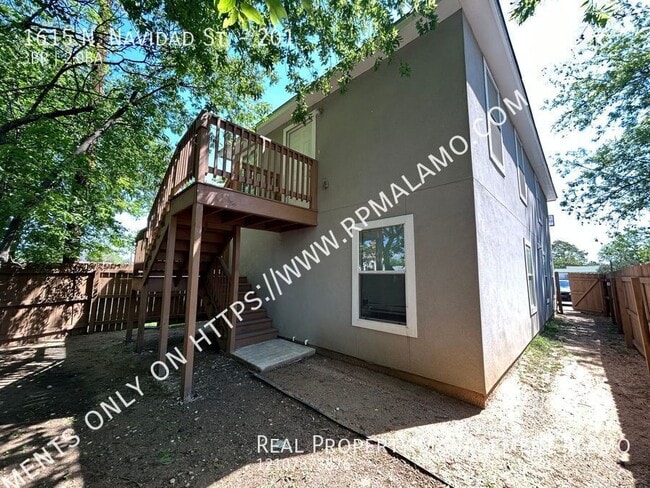 1615 N Navidad St in San Antonio, TX - Foto de edificio - Building Photo