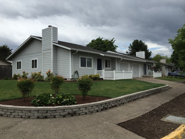 4697 Marshall Ave in Eugene, OR - Foto de edificio - Building Photo