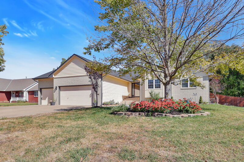 1230 S Ridgehurst Cir in Wichita, KS - Building Photo