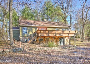 424 Sunset Forest Dr in Hawley, PA - Building Photo