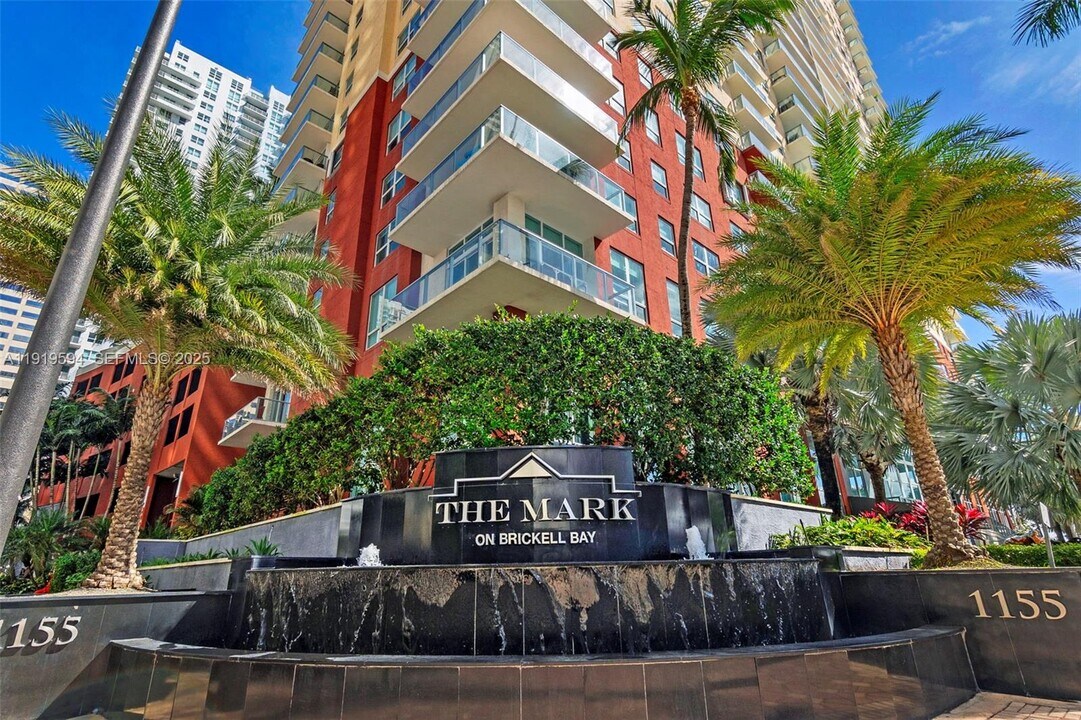 1155 Brickell Bay Dr in Miami, FL - Building Photo