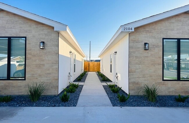 2104 E San Andrea St in Edinburg, TX - Building Photo - Building Photo