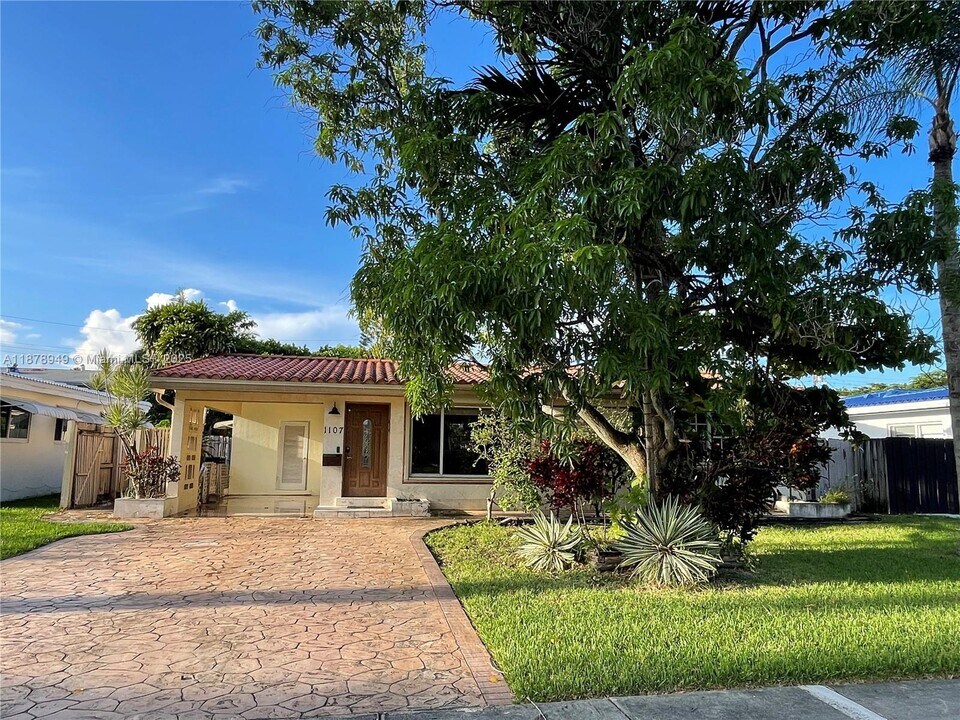 1107 NE 8th St in Hallandale Beach, FL - Building Photo