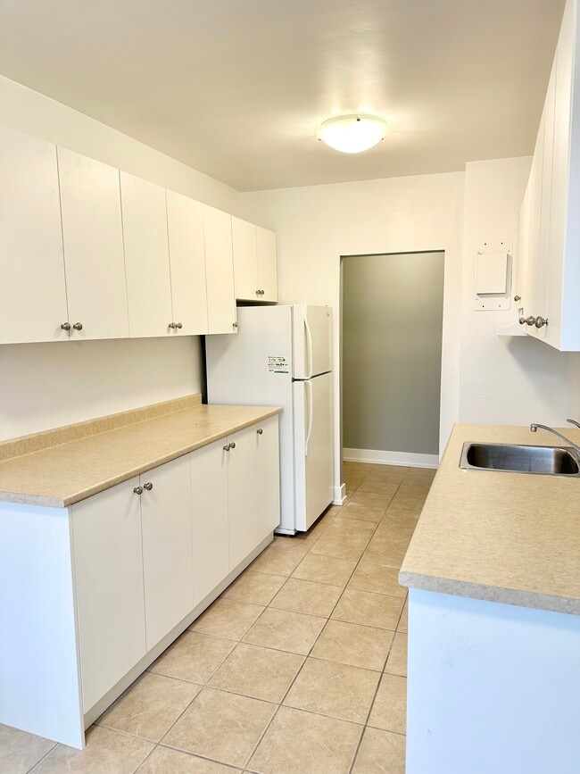 Victoria Apartments in Burlington, ON - Building Photo - Building Photo