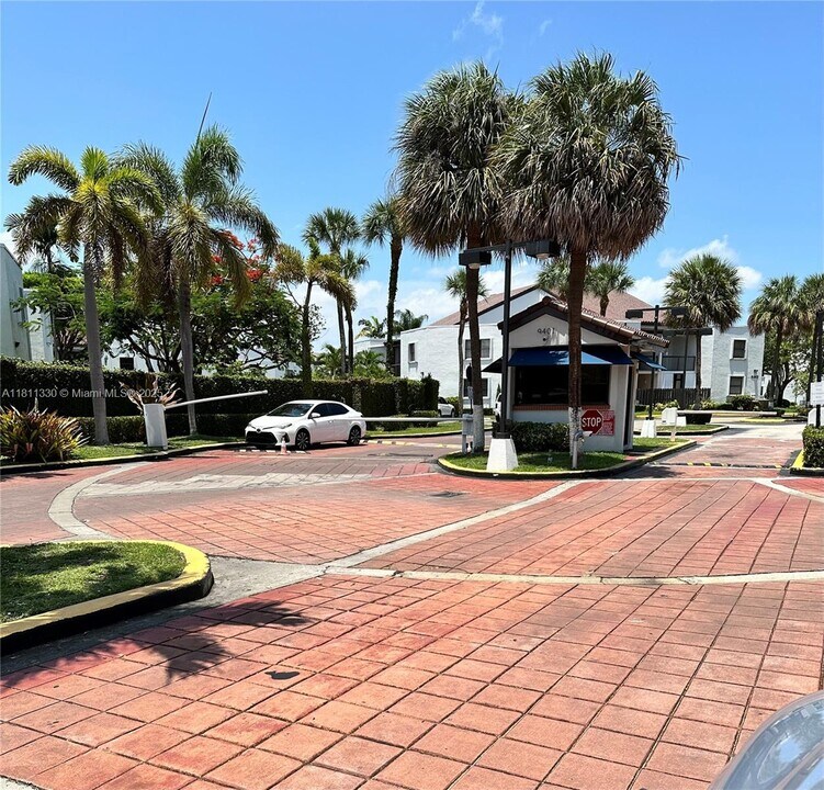 9431 Fontainebleau Blvd in Miami, FL - Building Photo