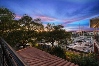 18 Mariners Ln in Kemah, TX - Foto de edificio - Building Photo