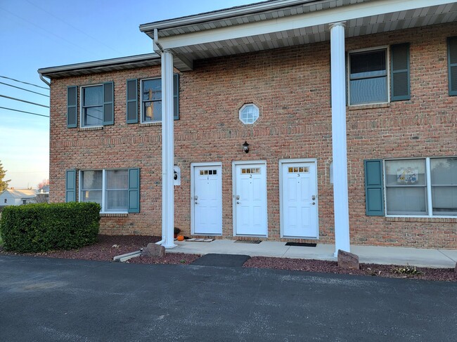 1317 Lincoln Heights Ave, Unit Apt 3 in Ephrata, PA - Foto de edificio - Building Photo