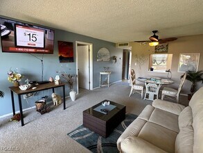 6102 Augusta Dr in Ft. Myers, FL - Foto de edificio - Building Photo