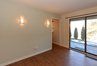 62 Heritage Vlg in Southbury, CT - Building Photo - Building Photo