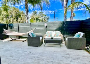 1802 Andalusia Ave in Los Angeles, CA - Foto de edificio - Building Photo