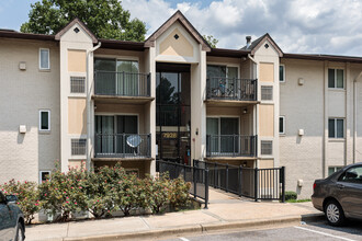 Glenarden Apartments in Lanham, MD - Foto de edificio - Building Photo