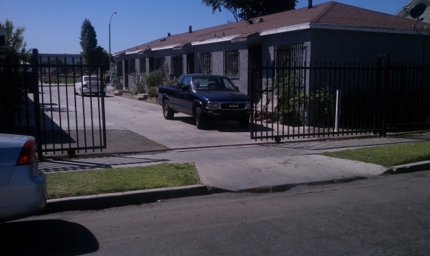 2567 Tweedy Blvd in South Gate, CA - Foto de edificio
