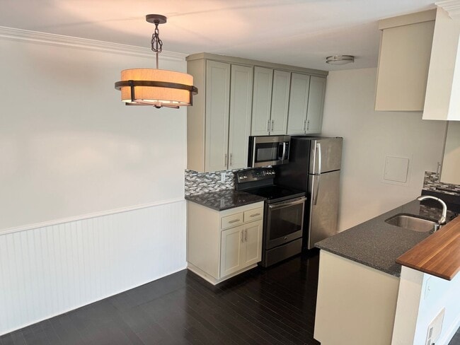 1707 Pacific Coast Hwy in Hermosa Beach, CA - Building Photo - Building Photo
