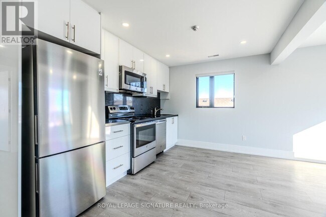 66 John St W in Bradford West Gwillimbury, ON - Building Photo - Building Photo