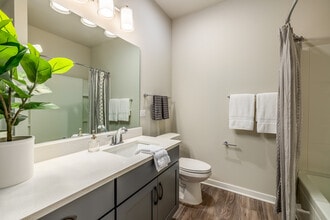 Seasons at North Aurora in North Aurora, IL - Foto de edificio - Interior Photo
