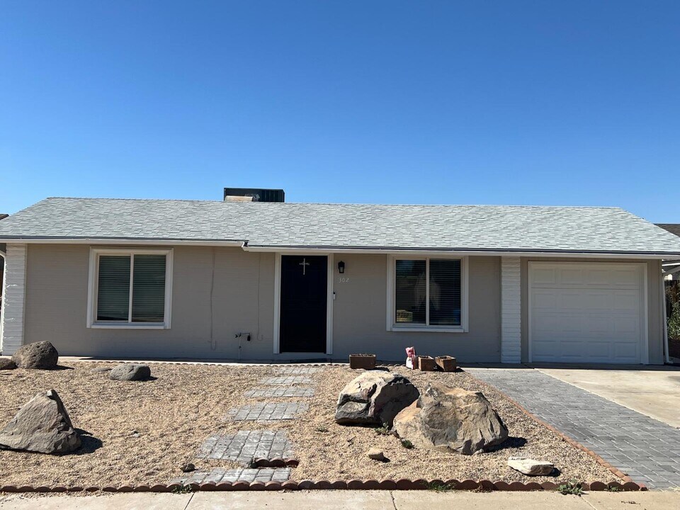 302 W Kristal Way in Phoenix, AZ - Building Photo