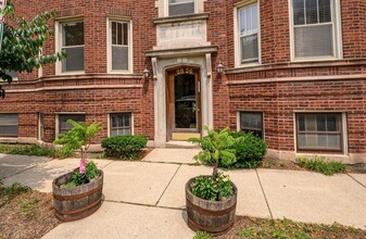 38 Harrison St, Unit #2 in Oak Park, IL - Foto de edificio - Building Photo