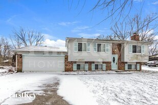 3967 Pineview Ln in Greenwood, IN - Building Photo