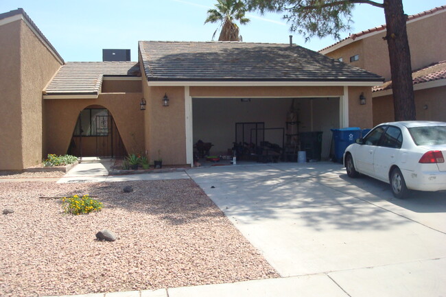 5869 Michelin Cir in Las Vegas, NV - Building Photo - Building Photo
